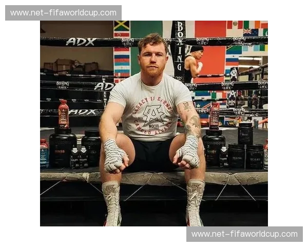 红发霸主的铁拳与“小”巨人的逆袭：阿瓦雷兹vs小，拳坛权力版图的裂变之战